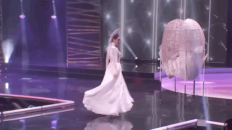 Đêm thi quốc phục Miss Universe: Khánh Vân lộ diện cực thần thái với cú xoay catwalk gây sốt cùng Kén Em tỏa sáng trên sân khấu - Hình 3