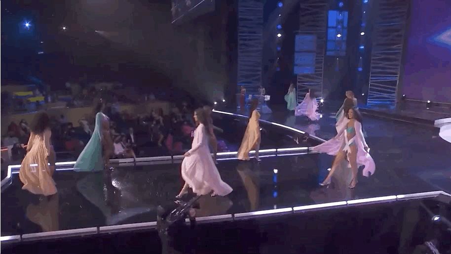 Bán kết Miss Universe 2020: Khánh Vân trổ tài catwalk cực đỉnh trong váy dạ hội nổi bần bật chặt đẹp đối thủ, loạt nàng hậu gặp sự cố! - Hình 14