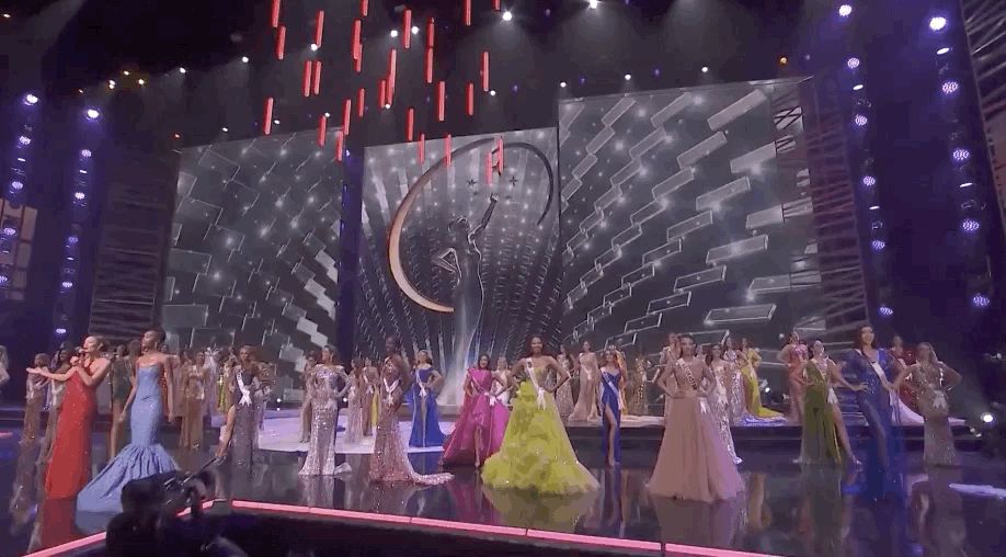 Bán kết Miss Universe 2020: Khánh Vân trổ tài catwalk cực đỉnh trong váy dạ hội nổi bần bật chặt đẹp đối thủ, loạt nàng hậu gặp sự cố! - Hình 1