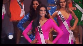 Khánh Vân có vị trí đứng thuận lợi ngay sau nam MC, cameraman của Miss Universe ưu ái cứ quay đại diện Việt Nam mãi thôi! - Hình 4