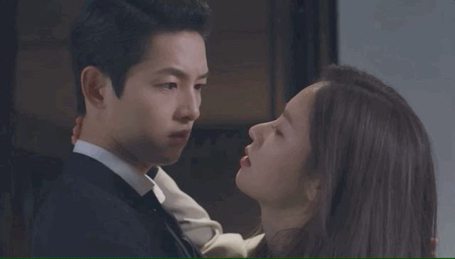 Người yêu Song Joong Ki bị bắn không rõ sống chết ở Vincenzo, dân tình la ó lại bẻ lái giống Penthouse - Hình 8