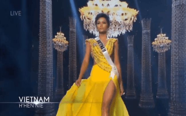 Cú xoay người huyền thoại và những bước catwalk đến ná thở của HHen Niê tại Miss Universe 2018 khiến fan nhớ mãi - Hình 5