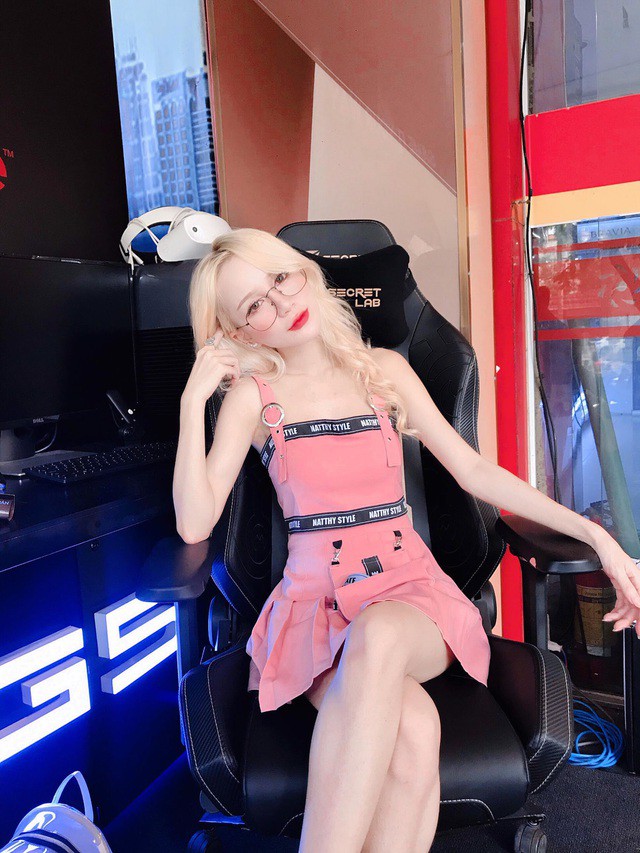 Nữ streamer tóc bạch kim lộ body, netizen hết lời khen ngợi - Hình 10