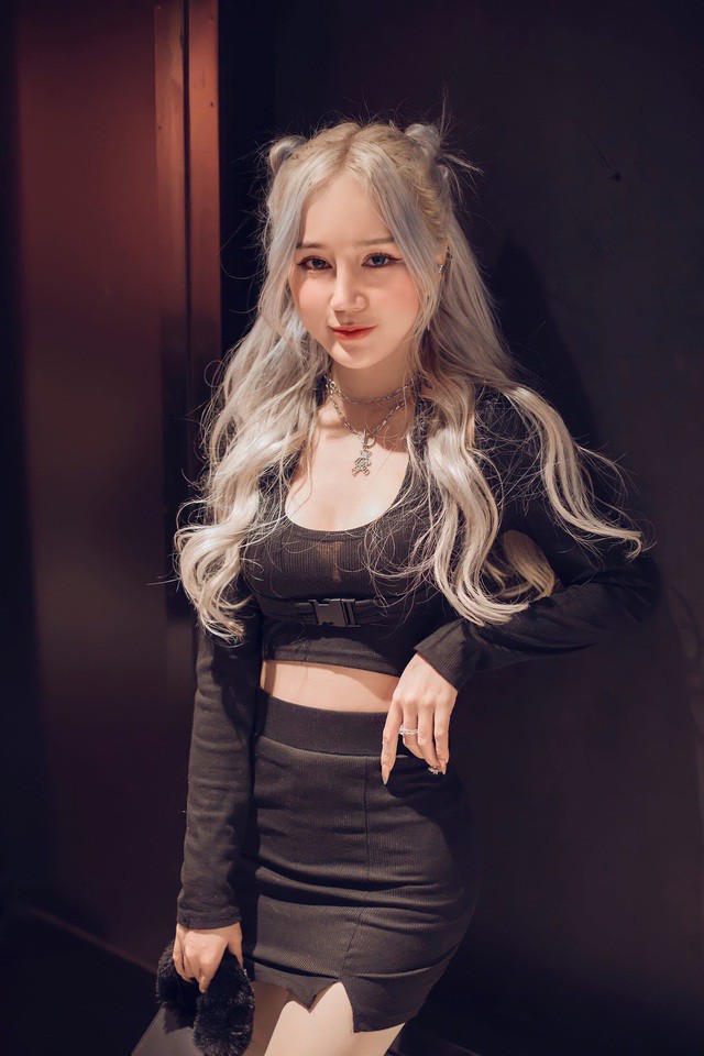 Nữ streamer tóc bạch kim lộ body, netizen hết lời khen ngợi - Hình 11