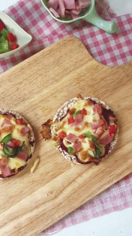 Cuối tháng mà muốn ăn sang, phải ghim ngay cách hô biến bánh gạo thành miếng pizza vừa ngon vừa tiết kiệm - Hình 4