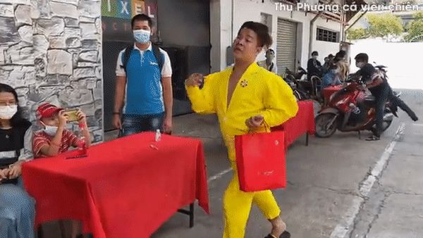 Vedette Vũ Thu Phương gặp lại Lương Mỹ Kỳ, định tặng... bún miến cho NS Hoài Linh nếu hết miếng để quăng - Hình 2