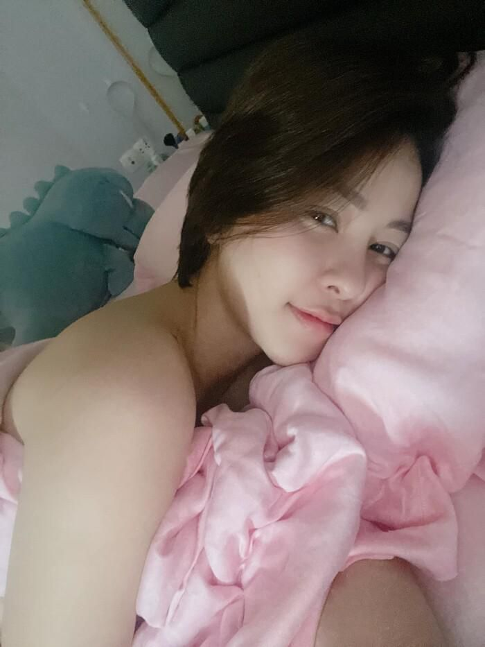 Hot girl Trâm Anh bất ngờ đăng ảnh giường chiếu, thông báo có người yêu - Hình 1