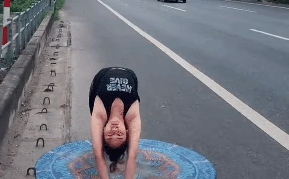 Trải thảm trên cao tốc tập yoga rồi quay clip, cô gái bị dân mạng chỉ trích không ngừng - Hình 1