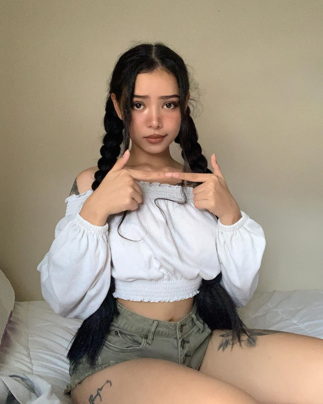 Bella Poarch - Cô gái sinh năm 2k1 là ai mà hot thứ 3 Tik Tok toàn cầu? - Hình 5