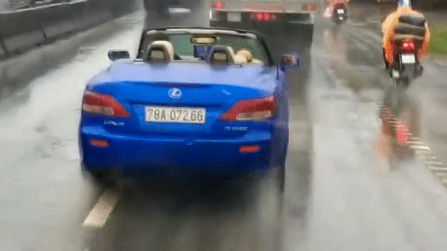 Góc dân chơi không sợ mưa rơi: Tài xế Lexus bạc tỷ mở mui trần bất chấp mưa lớn, cư dân mạng đồng tình dự đoán một nguyên nhân - Hình 1
