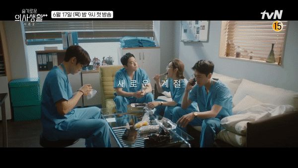 Hospital Playlist 2 tung teaser nóng hổi: Ik Jun - Song Hwa phát đường, Đức Phật Jeong Won nổi cáu nắm đầu bạn thân - Hình 8