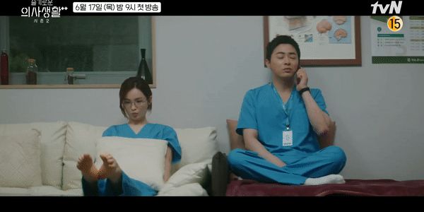 Hospital Playlist 2 tung teaser nóng hổi: Ik Jun - Song Hwa phát đường, Đức Phật Jeong Won nổi cáu nắm đầu bạn thân - Hình 5