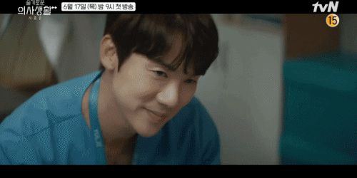 Hospital Playlist 2 tung teaser nóng hổi: Ik Jun - Song Hwa phát đường, Đức Phật Jeong Won nổi cáu nắm đầu bạn thân - Hình 9