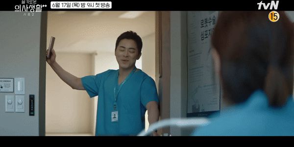 Hospital Playlist 2 tung teaser nóng hổi: Ik Jun - Song Hwa phát đường, Đức Phật Jeong Won nổi cáu nắm đầu bạn thân - Hình 6