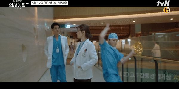 Hospital Playlist 2 tung teaser nóng hổi: Ik Jun - Song Hwa phát đường, Đức Phật Jeong Won nổi cáu nắm đầu bạn thân - Hình 4