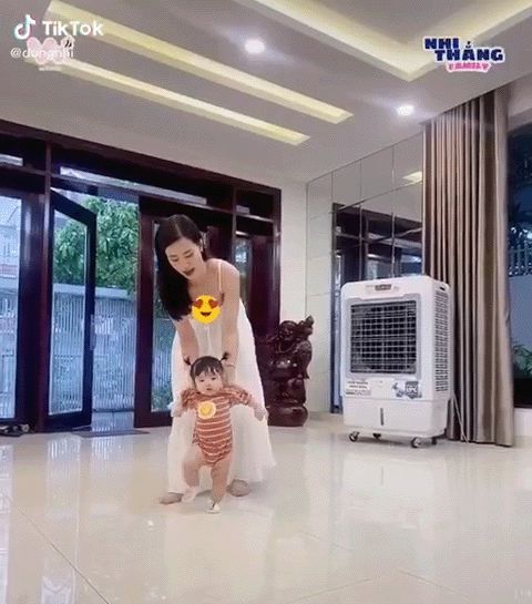 Mới 7 tháng tuổ.i, con gái cưng của Đông Nhi đã tập đi, nhìn biểu cảm hớn hở là biết có một siêu quậy nhí đây rồi! - Hình 1