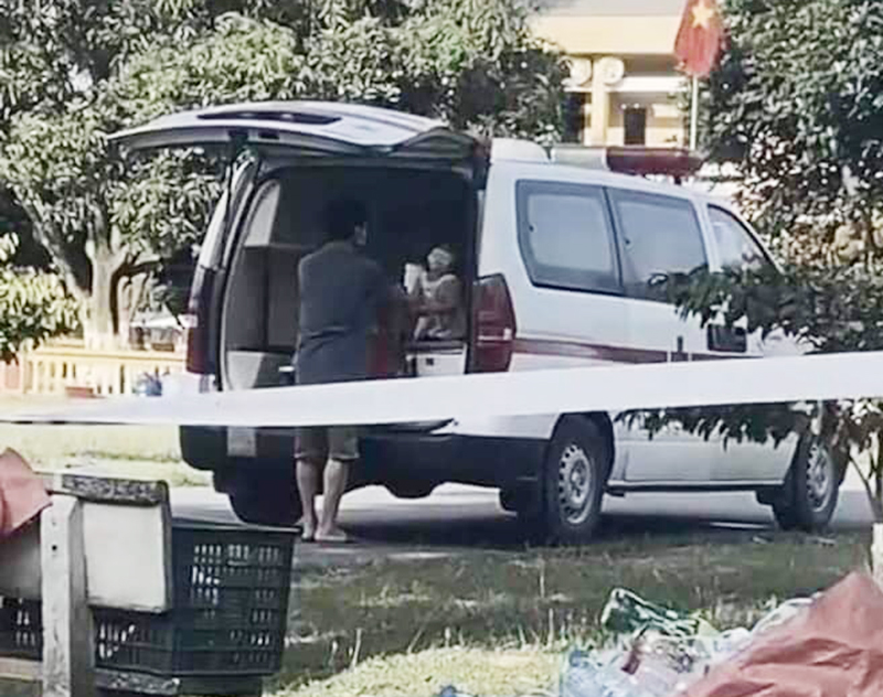 Bố âm tính ở lại, em bé F0 lên xe đến khu cách ly khiến nhiều người bật khóc - Hình 1