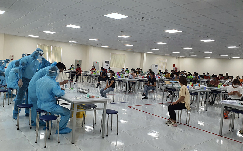Bố âm tính ở lại, em bé F0 lên xe đến khu cách ly khiến nhiều người bật khóc - Hình 3