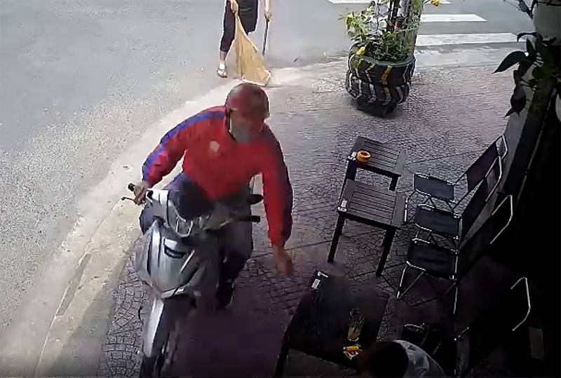 Đôi bạn rủ nhau cướp điện thoại 4 vụ trót lọt, vụ thứ 5 bị bắt vì gặp nữ cường - Hình 4