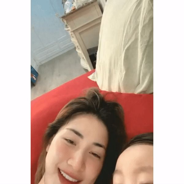 Hoà Minzy dụ dỗ con trai quay vlog, Bo thúi líu lô nối từ với mẹ giới thiệu bản thân cưng xỉu! - Hình 1