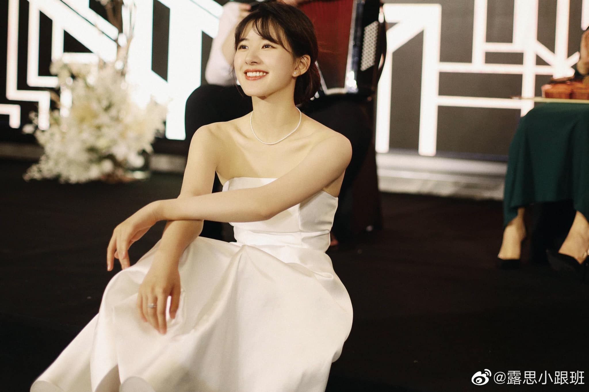 Triệu Lộ Tư bị chê mặc váy quê mùa như ga trải giường trong Đêm hội Tầm  nhìn Weibo 2022  Socolive