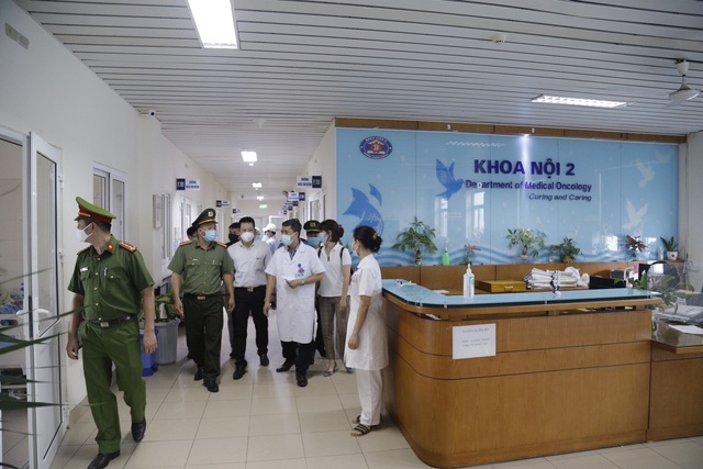 Bệnh viện K: 3 người nhà bệnh nhân không đeo khẩu trang bị phạt 6 triệu - Hình 1