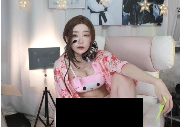 Chứng minh rằng mình không mặc quần trên sóng, nữ streamer xinh đẹp nhận án bay kênh đầy bẽ bàng - Hình 3