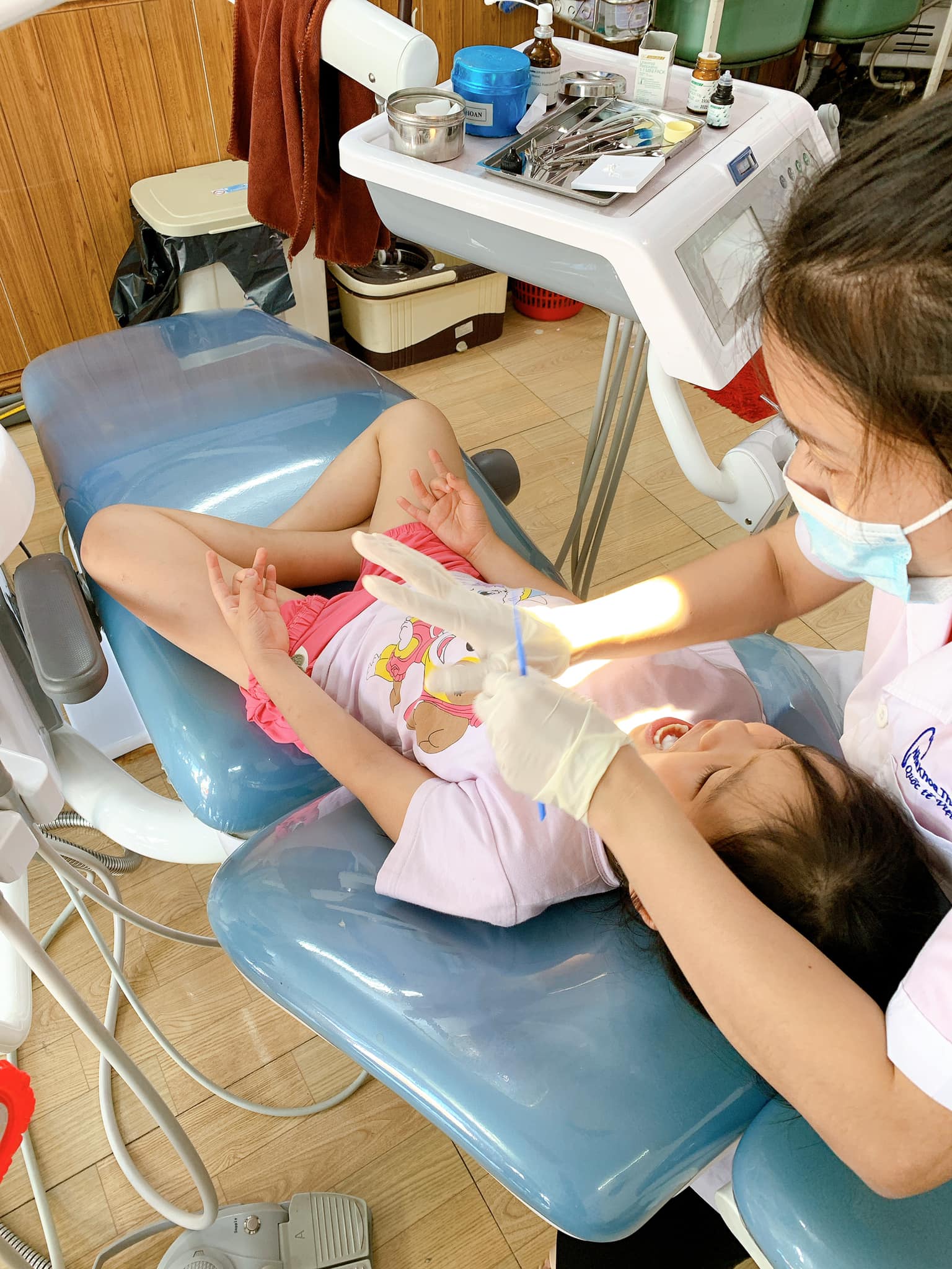 Được mẹ đưa đi làm răng, bé gái có hành động làm phép trấn áp cơn sợ hãi khiến ai cũng bật cười - Hình 3