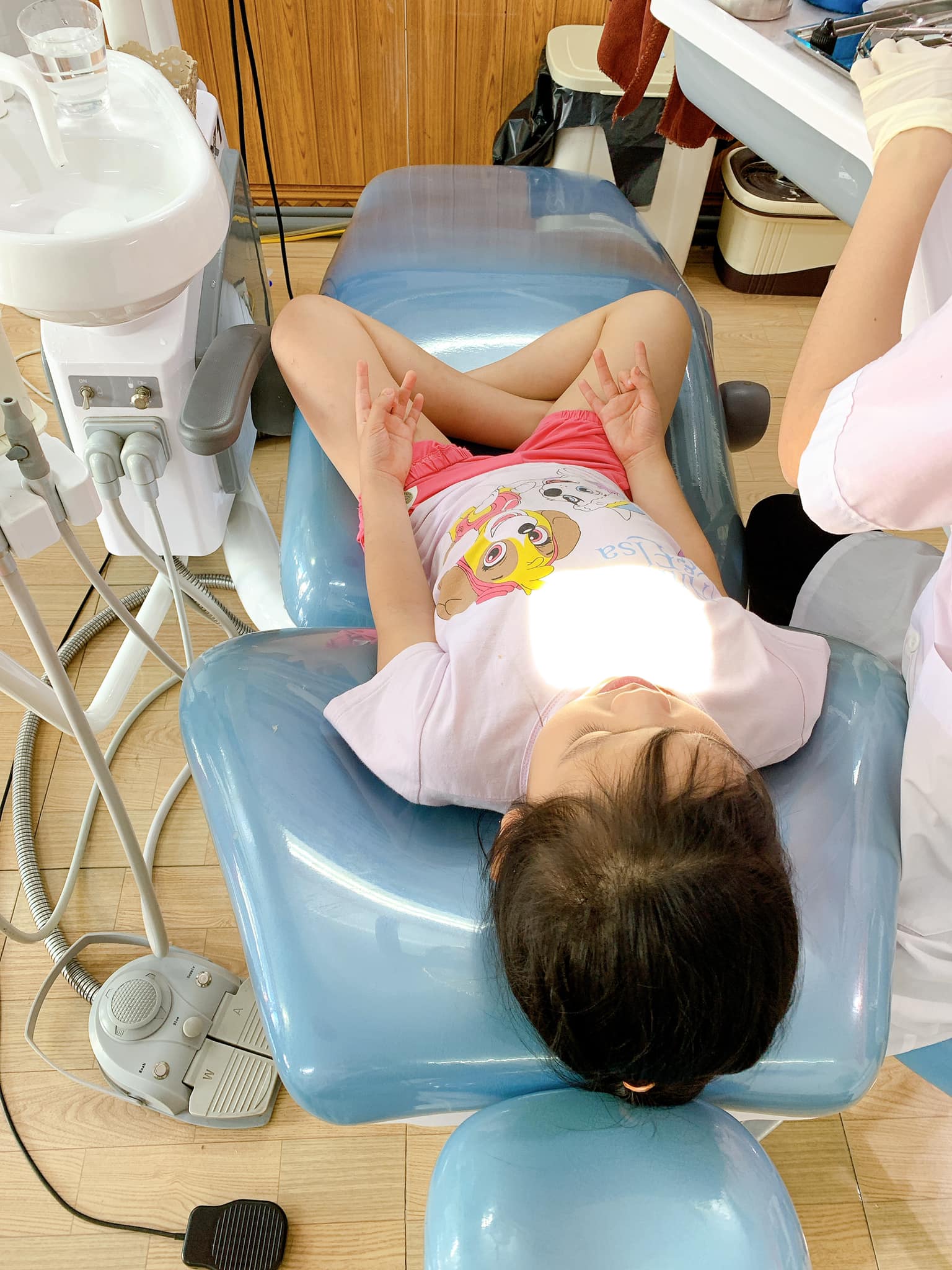 Được mẹ đưa đi làm răng, bé gái có hành động làm phép trấn áp cơn sợ hãi khiến ai cũng bật cười - Hình 2