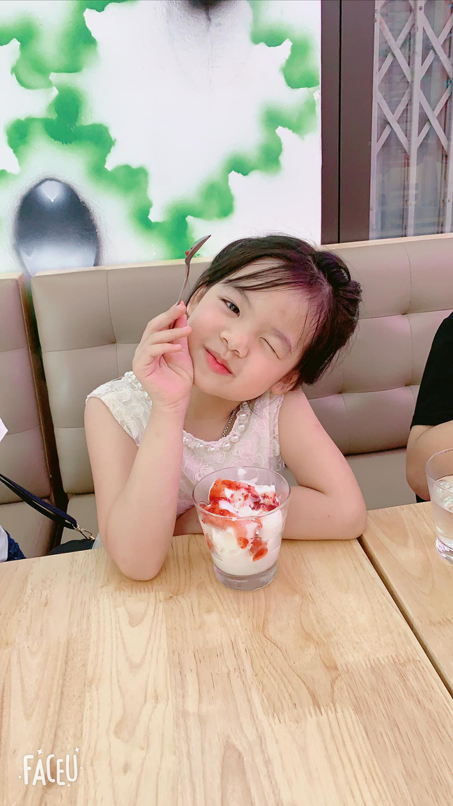 Được mẹ đưa đi làm răng, bé gái có hành động làm phép trấn áp cơn sợ hãi khiến ai cũng bật cười - Hình 4