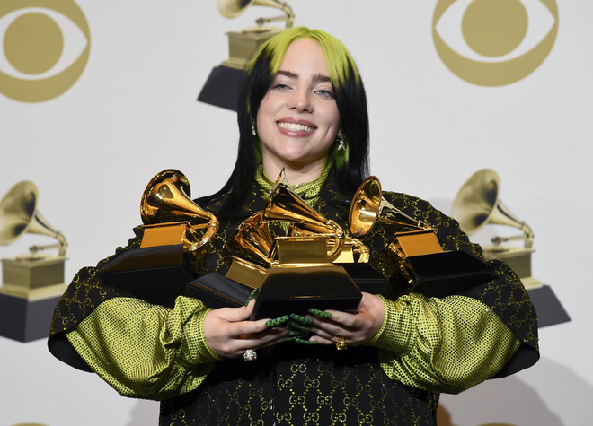 Lần đầu có mỹ nhân đi vào lịch sử chỉ vì... bung xõa sexy như Billie Eilish: Đạt luôn 100 triệu like chỉ với 8 bức ảnh bốc lửa - Hình 8
