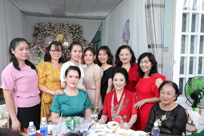 Luôn tự nhận mình đẹp, doanh nhân Nguyễn Phương Hằng liệu có lép vế khi đứng cạnh bà sui trong lễ đính hôn của con trai? - Hình 9