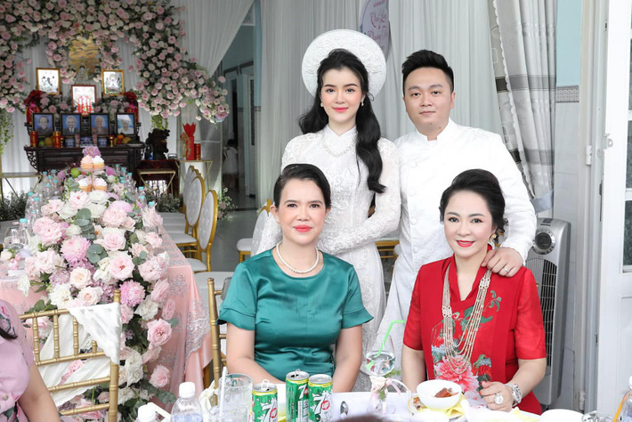Luôn tự nhận mình đẹp, doanh nhân Nguyễn Phương Hằng liệu có lép vế khi đứng cạnh bà sui trong lễ đính hôn của con trai? - Hình 7