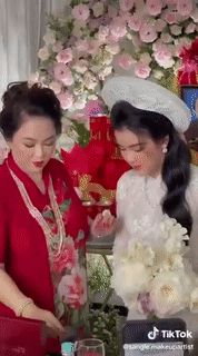 Luôn tự nhận mình đẹp, doanh nhân Nguyễn Phương Hằng liệu có lép vế khi đứng cạnh bà sui trong lễ đính hôn của con trai? - Hình 2