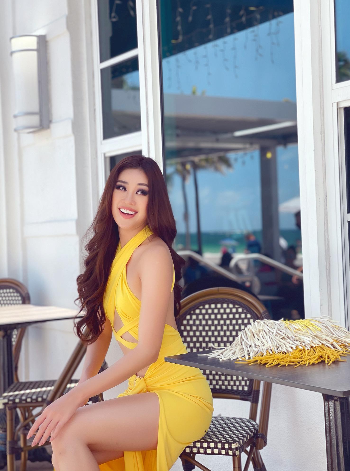 Miss Universe: Hoa hậu Khánh Vân mặc mẫu váy cắt xẻ cực hiểm hóc, gam màu rực rỡ - Hình 3