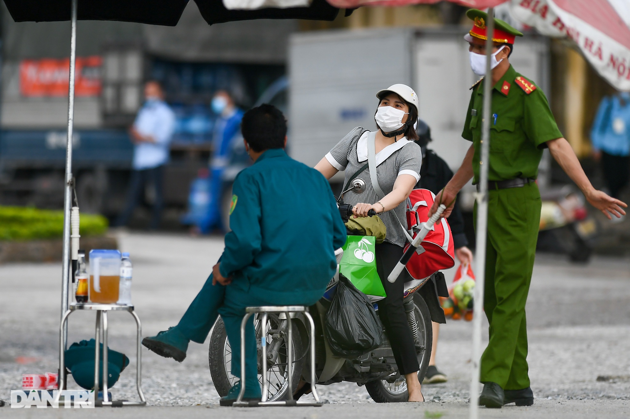 Nội bất xuất, ngoại bất nhập khi phong tỏa Bệnh viện Bệnh Nhiệt đới TƯ 2 - Hình 9