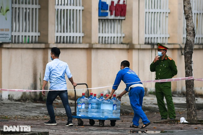 Nội bất xuất, ngoại bất nhập khi phong tỏa Bệnh viện Bệnh Nhiệt đới TƯ 2 - Hình 13