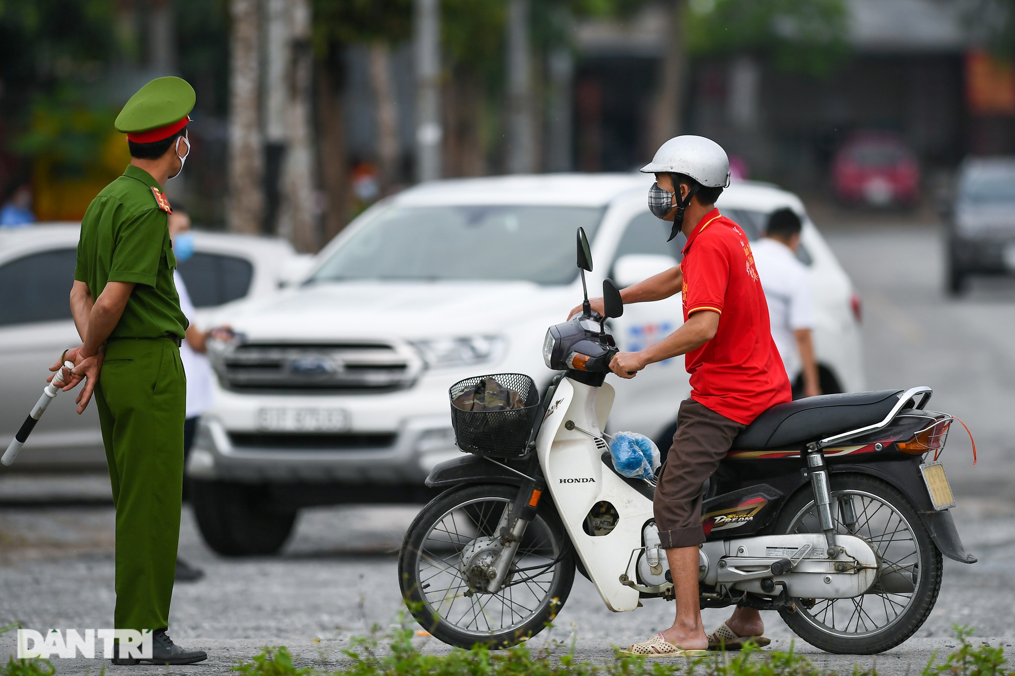Nội bất xuất, ngoại bất nhập khi phong tỏa Bệnh viện Bệnh Nhiệt đới TƯ 2 - Hình 16