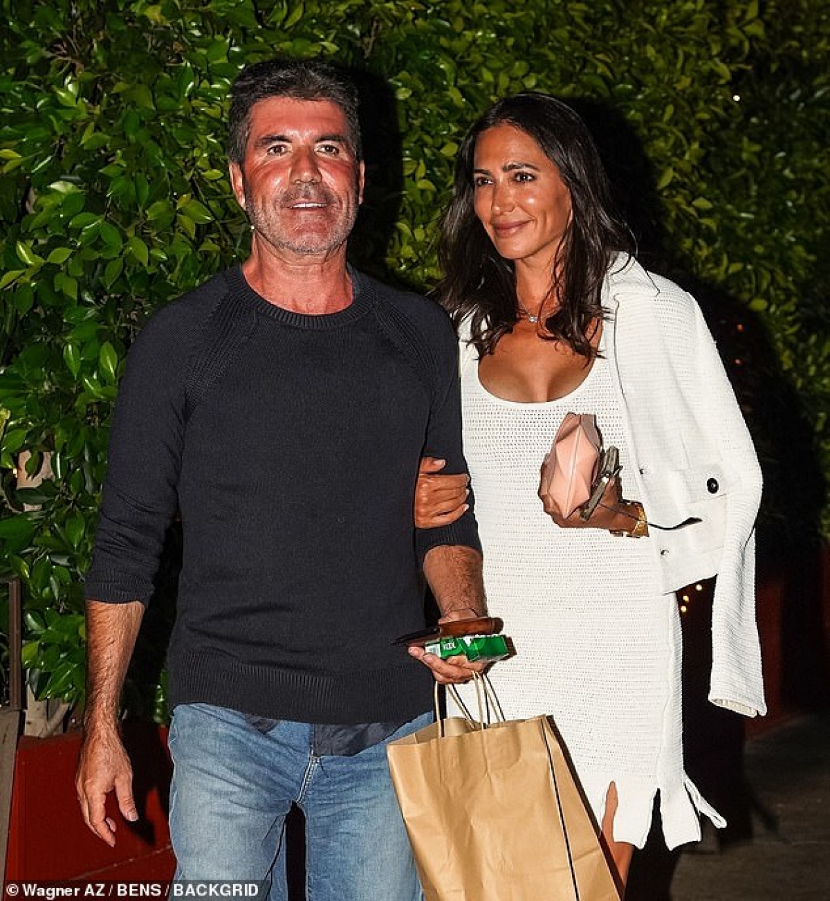 Simon Cowell và bạn gái trốn con, hẹn hò ăn tối lãng mạn tại nhà hàng - Hình 1