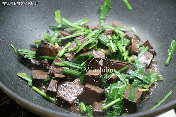 Tiết heo xào siêu bổ dưỡng mà chỉ chưa đến 20 nghìn đồng - Hình 3