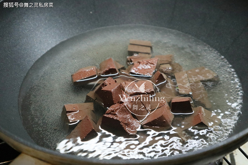 Tiết heo xào với loại lá này thành món đại bổ, giá chưa tới 20 ngàn đồng - Hình 3