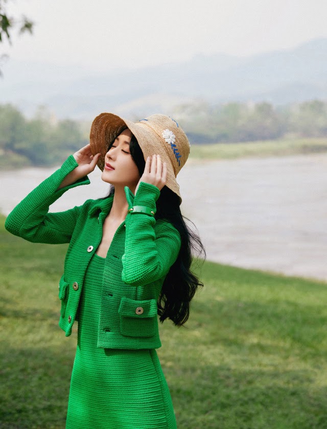 Triệu Lệ Dĩnh mặc đồ hở hang táo bạo, khoe lưng trần cùng vòng eo con kiến hậu ly hôn - Hình 3