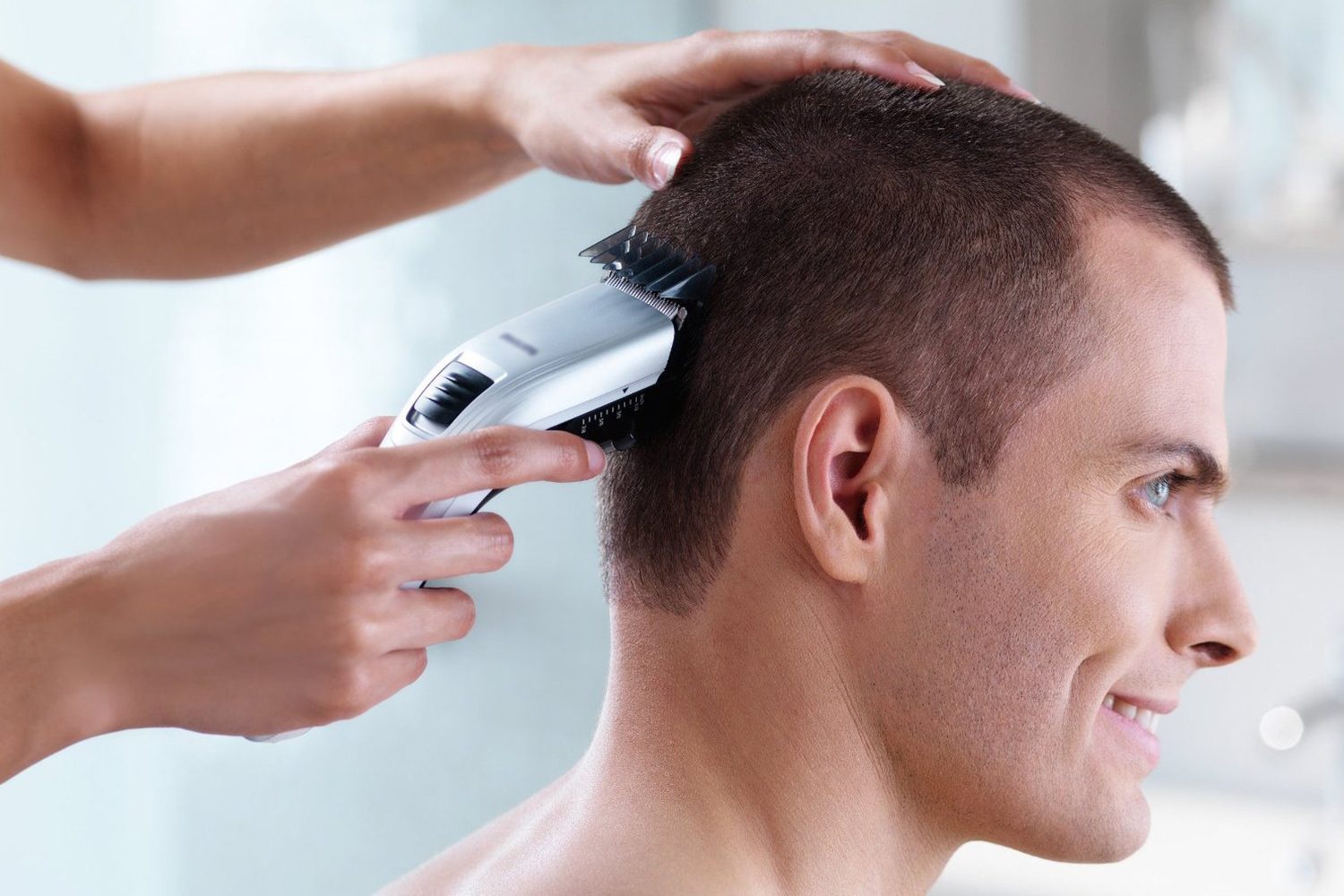 Hãy tự tin chăm sóc mái tóc của mình và trải nghiệm cảm giác tự cắt tóc bằng tông đơ. Để giúp bạn thực hiện điều đó, hình ảnh này sẽ cho bạn thấy các bước cơ bản và kỹ năng cần thiết để tự tay cắt tóc cho mình một kiểu tóc độc đáo và phong cách.