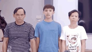 Netizen đặt nghi vấn về chiếc áo đặc biệt của mẹ Hồ Văn Cường trong clip, dòng chữ phải chăng thay cho lời muốn nói? - Hình 3