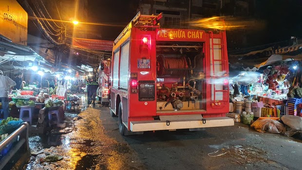 Chợ Bà Chiểu (TP.HCM) cháy lớn khiến nhiều người hốt hoảng bỏ chạy - Hình 2