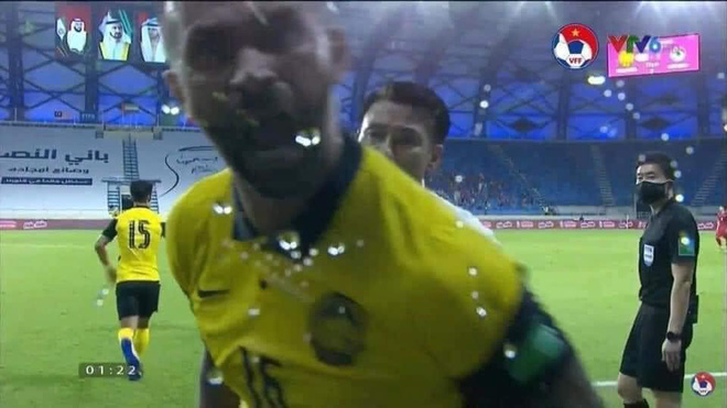 Cầu thủ Malaysia hắt nước, la hét vào máy quay khi ghi bàn và đây là phản ứng cực lầy của netizen Việt: Ăn xong mời về nước nè! - Hình 4