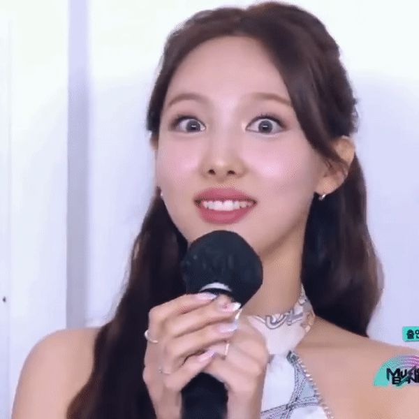 Đàn em BTS rối rít xin lỗi Nayeon (TWICE) vì lỡ lag vài giây, fan không chỉ trích mà còn khen đáng yêu hết cỡ - Hình 1