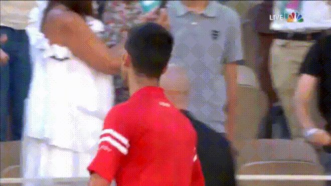 Djokovic tiết lộ lý do tặng vợt cho cậu bé trên khán đài - Hình 1