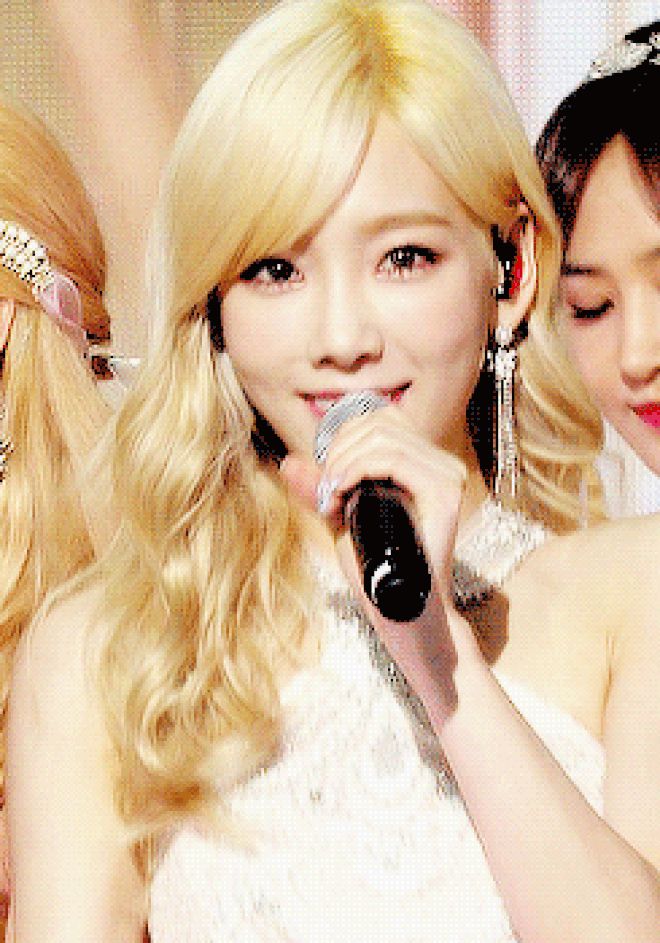 Tìm ra idol da trắng nhất Kpop vượt cả Taeyeon: Màu da trùng luôn màu giày, hết dìm sạch đồng đội đến phát sáng giữa rừng sao - Hình 10