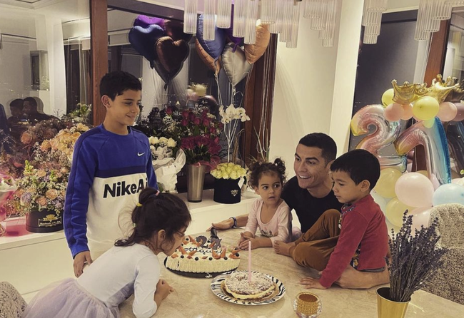 4 lovely children of Cristiano Ronaldo: A series of warm fatherhood moments and rumors about the children's mother - Photo 15.